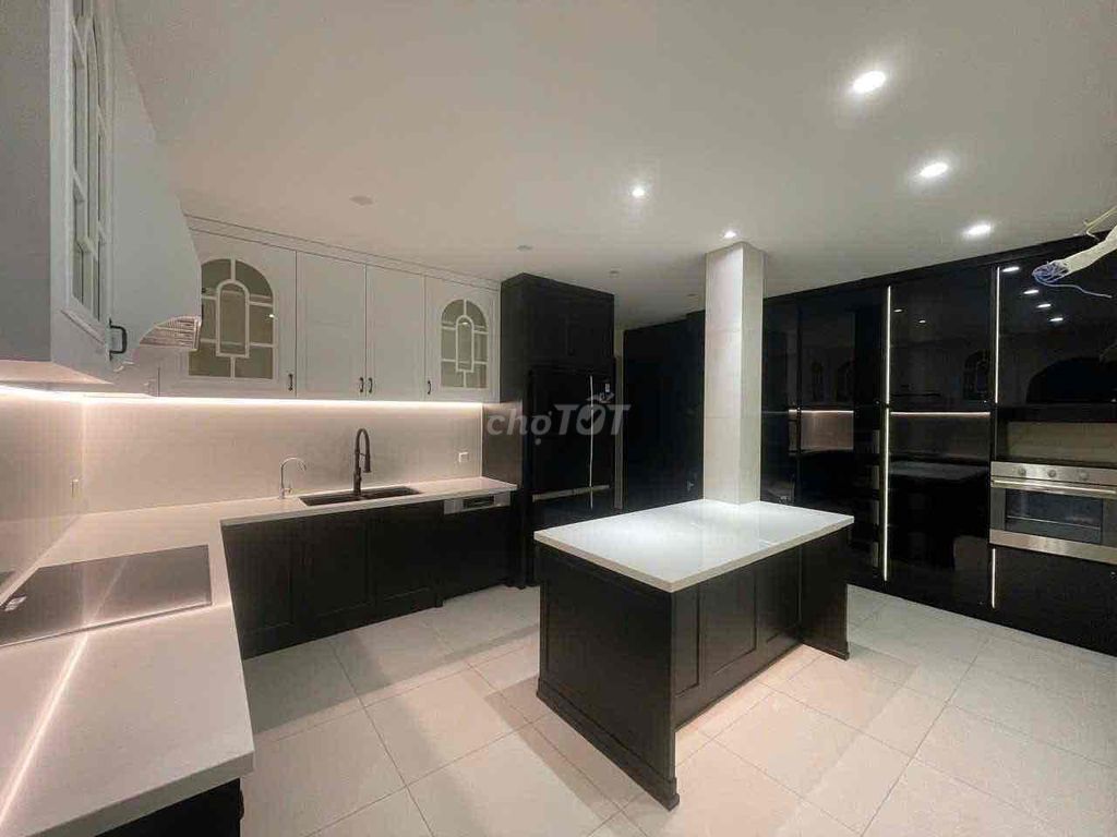 Rent the Thảo Điền garden house area 2.100 M2 districts.