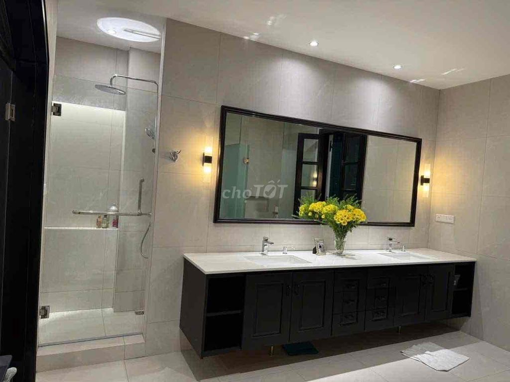 Rent the Thảo Điền garden house area 2.100 M2 districts.