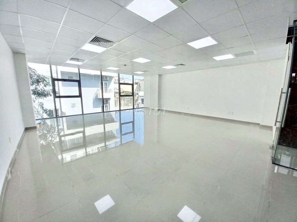 Building 1.Q.0_8 x 20 meters, 4-story ground vault, elevator