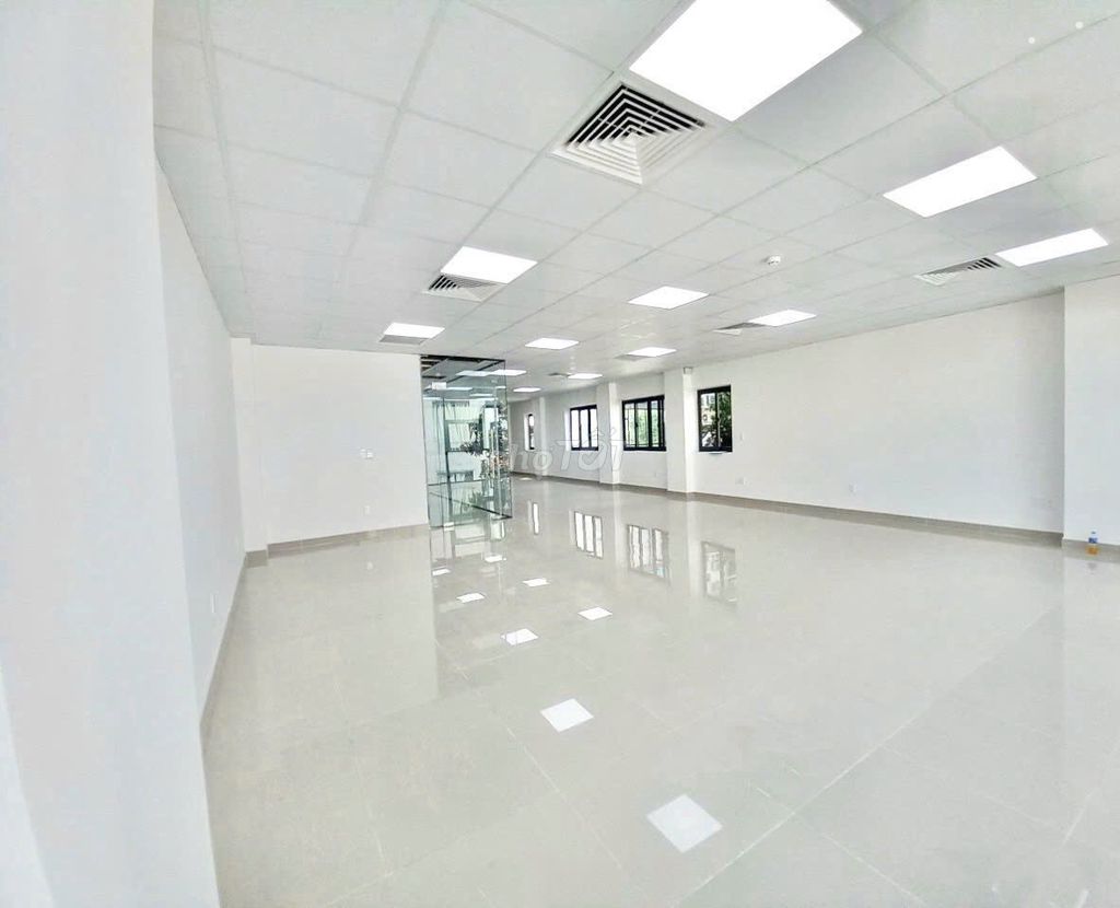 Building 1.Q.0_8 x 20 meters, 4-story ground vault, elevator