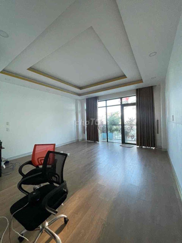 Renting a nice Qq170 13-- three-story new house, car to door