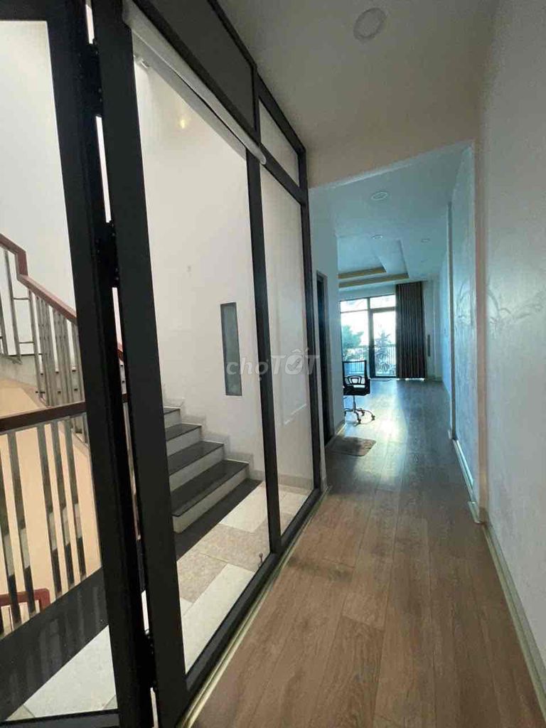 Renting a nice Qq170 13-- three-story new house, car to door