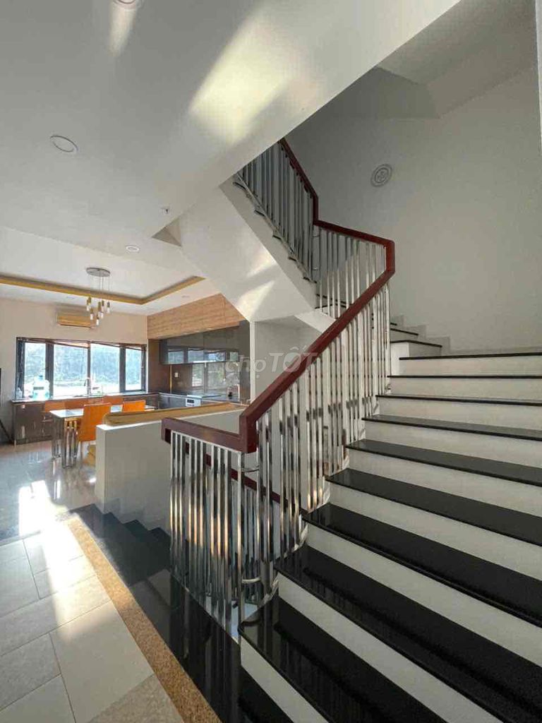 Renting a nice Qq170 13-- three-story new house, car to door