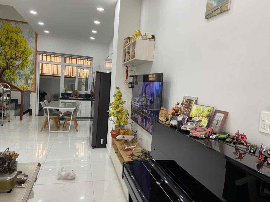 Three bedrooms, pool, Gym, Tennis, door-only 14 million.