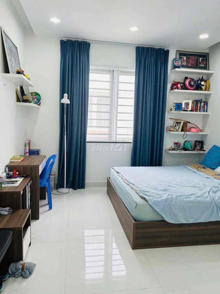 Three bedrooms, pool, Gym, Tennis, door-only 14 million.