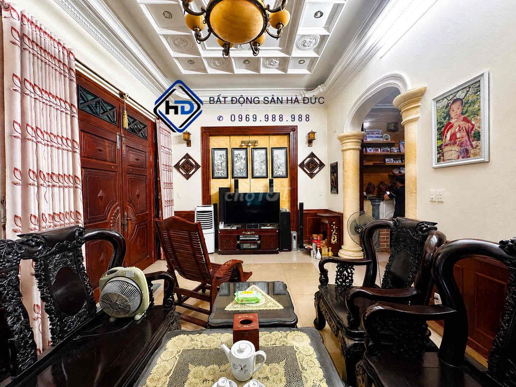 The villa 8 x20 is three floors with a tunnel 100 meters from Lê Thị Riêng.