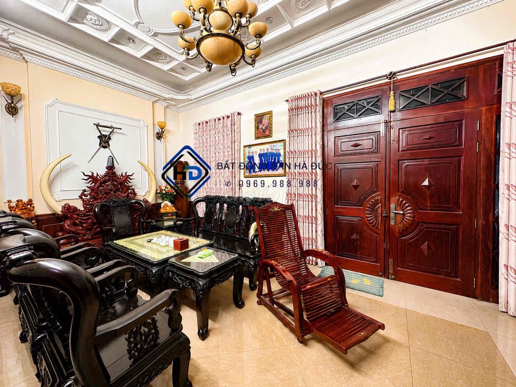 The villa 8 x20 is three floors with a tunnel 100 meters from Lê Thị Riêng.
