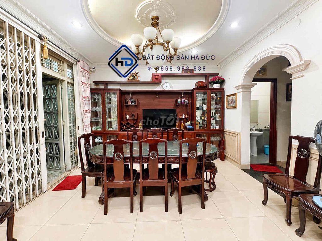 The villa 8 x20 is three floors with a tunnel 100 meters from Lê Thị Riêng.