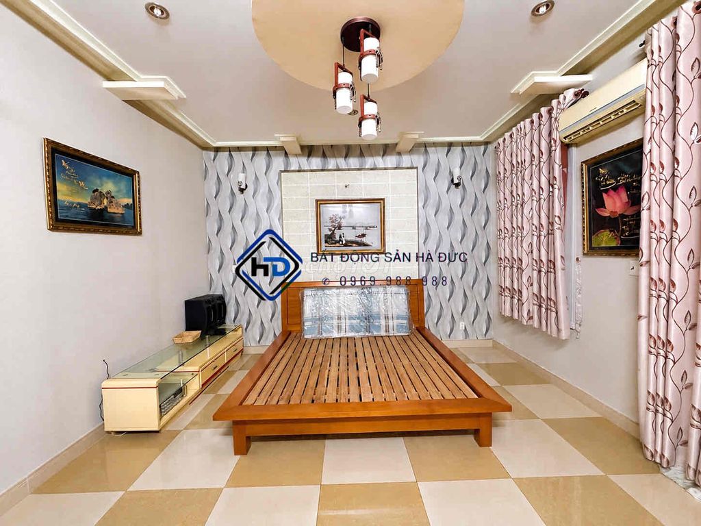 The villa 8 x20 is three floors with a tunnel 100 meters from Lê Thị Riêng.