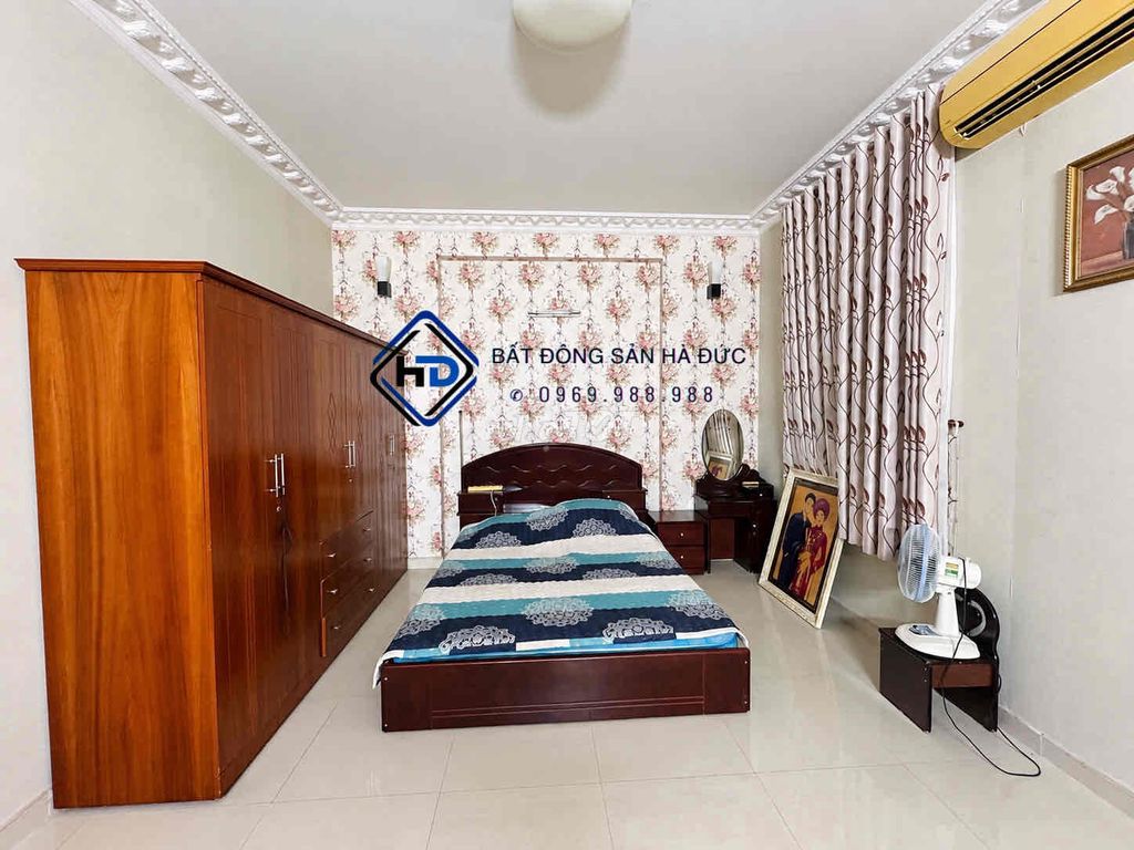 The villa 8 x20 is three floors with a tunnel 100 meters from Lê Thị Riêng.