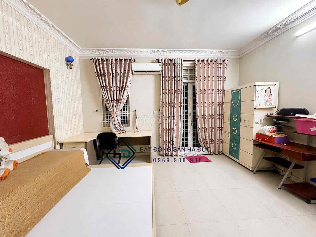 The villa 8 x20 is three floors with a tunnel 100 meters from Lê Thị Riêng.