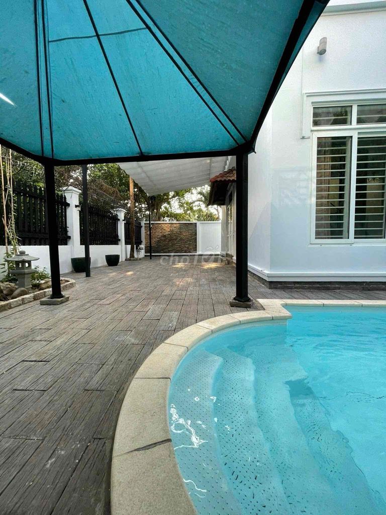 Puff! Villa Lakes, Gardens, Six-Split Views, sweet master bedrooms!