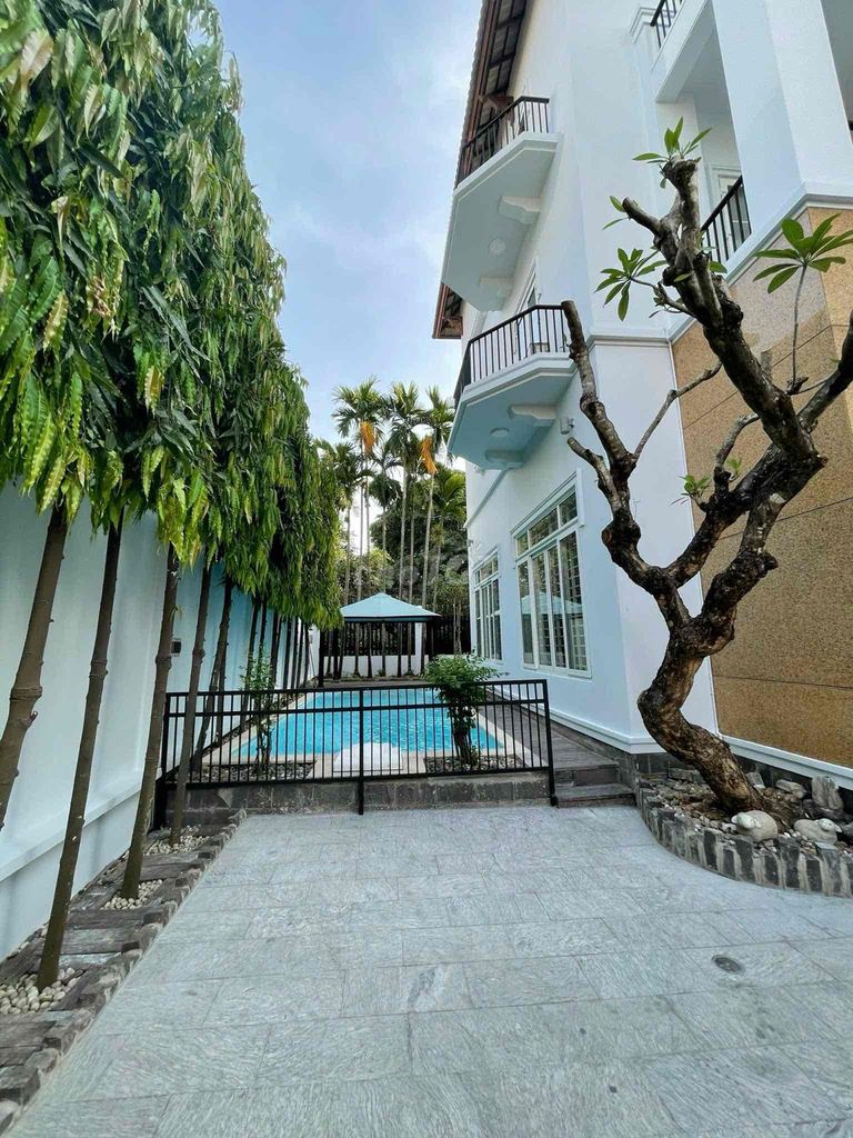 Puff! Villa Lakes, Gardens, Six-Split Views, sweet master bedrooms!