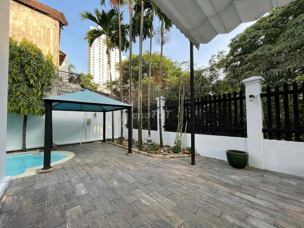 Puff! Villa Lakes, Gardens, Six-Split Views, sweet master bedrooms!