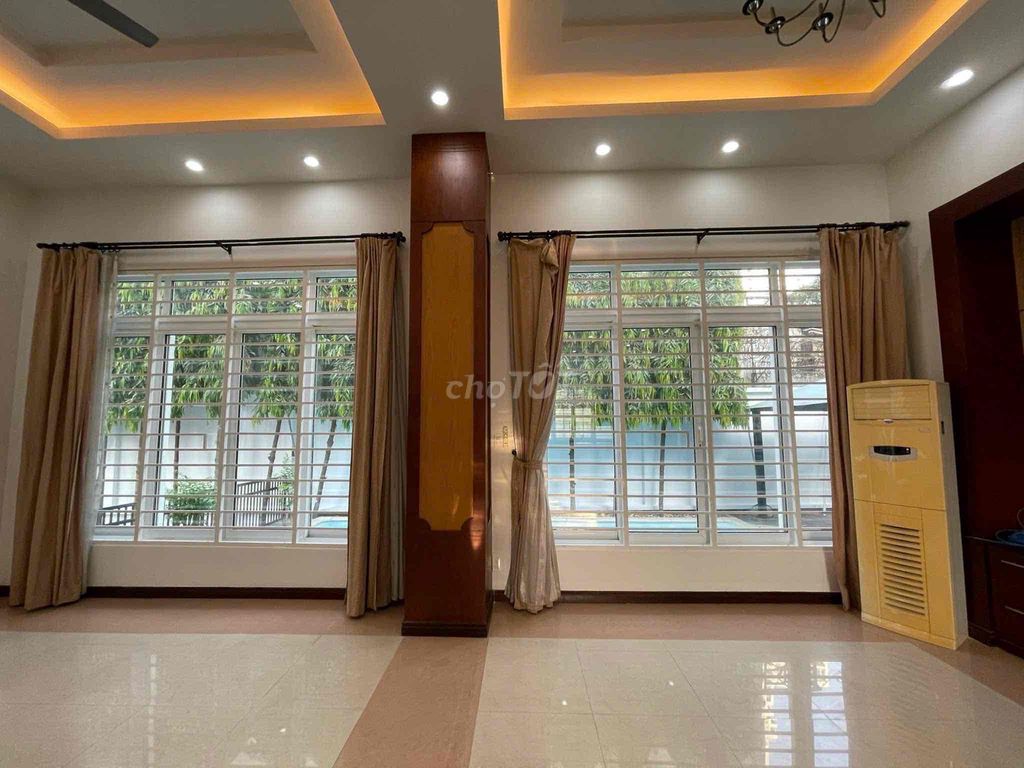 Puff! Villa Lakes, Gardens, Six-Split Views, sweet master bedrooms!