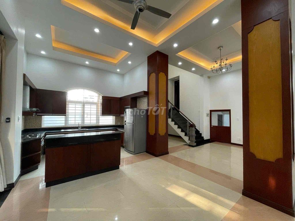 Puff! Villa Lakes, Gardens, Six-Split Views, sweet master bedrooms!
