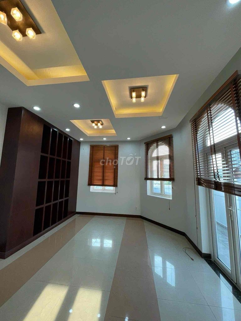 Puff! Villa Lakes, Gardens, Six-Split Views, sweet master bedrooms!