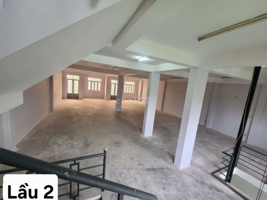 The Contection Warehouse 700 M2, 10 X20, 4 floors, has an elevator.