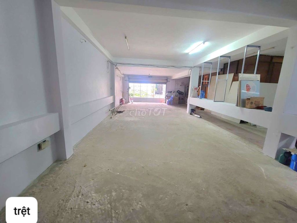 The Contection Warehouse 700 M2, 10 X20, 4 floors, has an elevator.