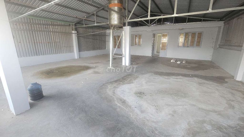 The Contection Warehouse 700 M2, 10 X20, 4 floors, has an elevator.