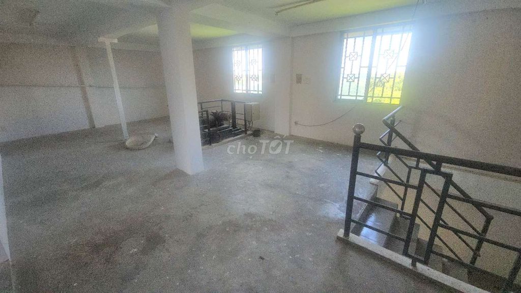 The Contection Warehouse 700 M2, 10 X20, 4 floors, has an elevator.