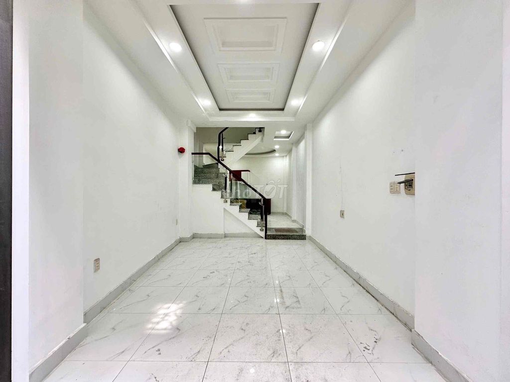Rent the entire four bedrooms. Three toilets near the second grammar market.