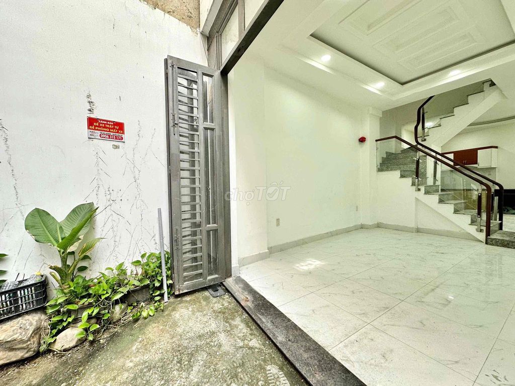 Rent the entire four bedrooms. Three toilets near the second grammar market.