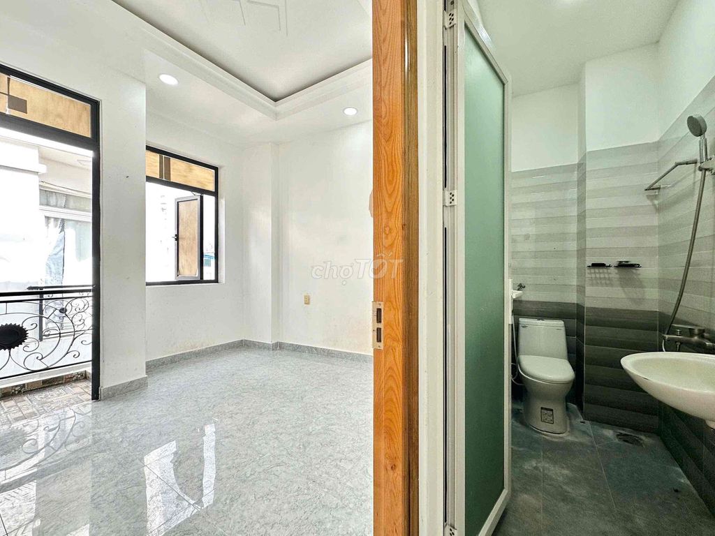 Rent the entire four bedrooms. Three toilets near the second grammar market.