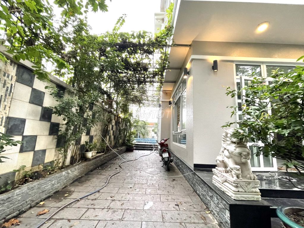 Five bedrooms, 10 x 20 meters, 3 floors, with a parking lot of beans.