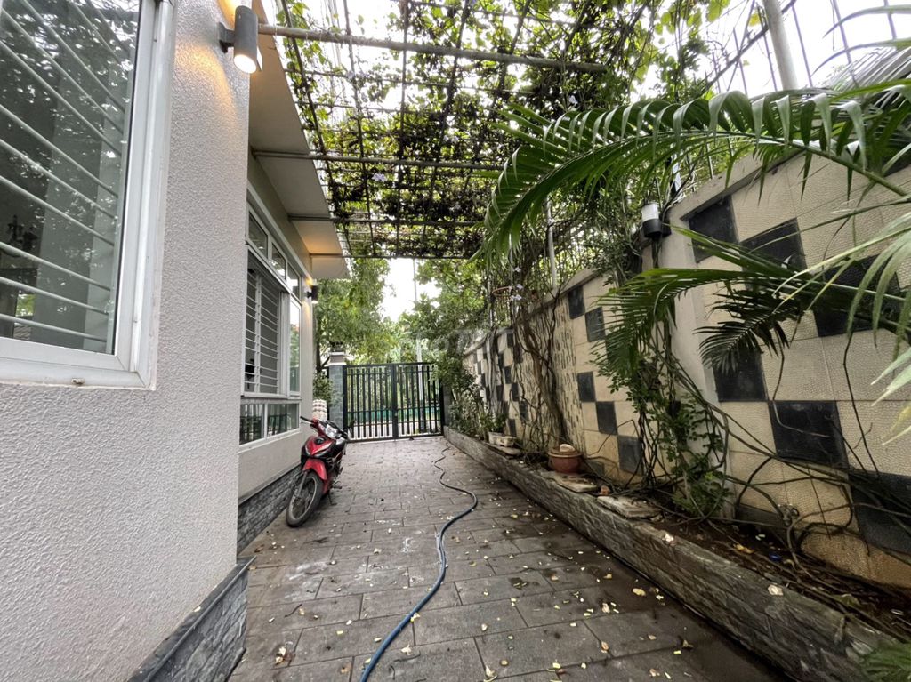 Five bedrooms, 10 x 20 meters, 3 floors, with a parking lot of beans.