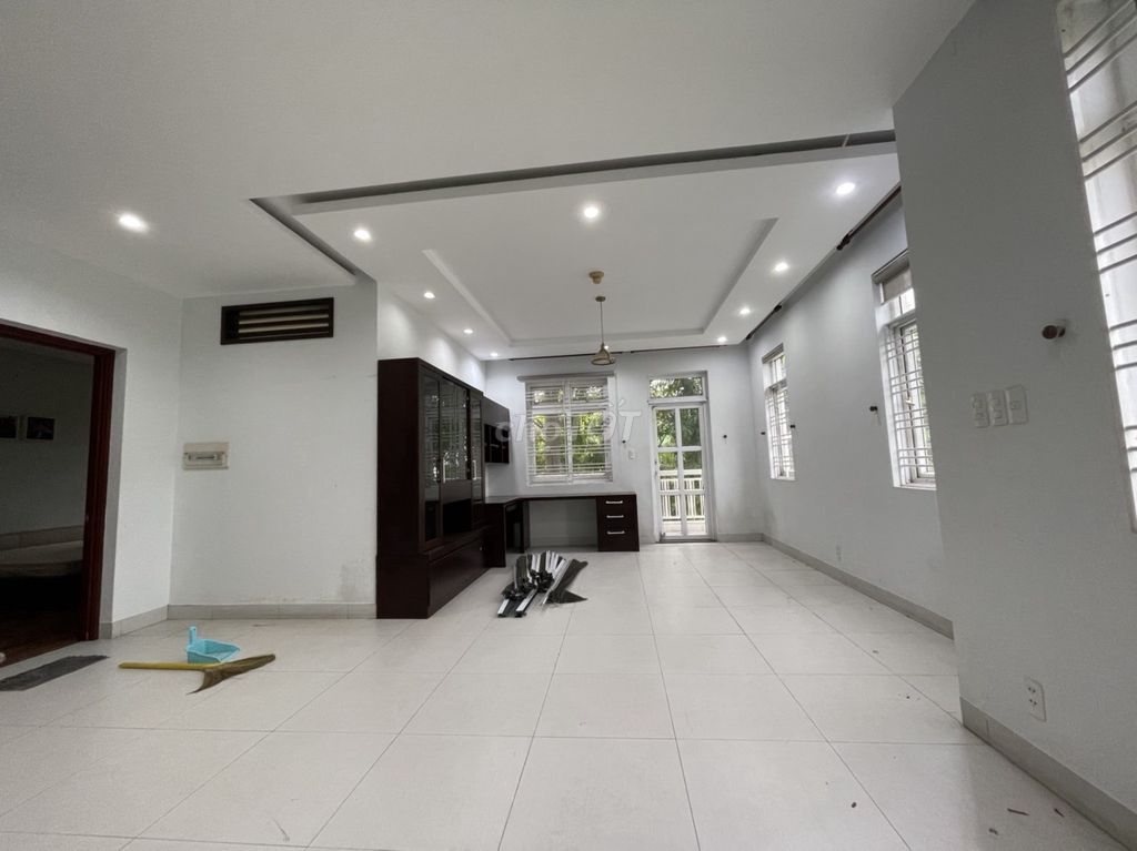 Five bedrooms, 10 x 20 meters, 3 floors, with a parking lot of beans.