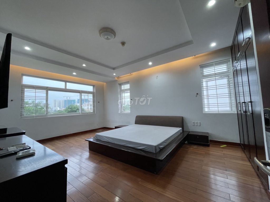 Five bedrooms, 10 x 20 meters, 3 floors, with a parking lot of beans.