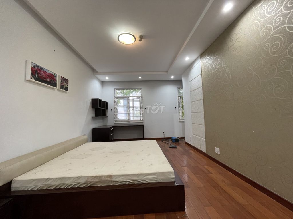 Five bedrooms, 10 x 20 meters, 3 floors, with a parking lot of beans.