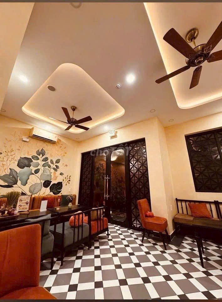 Nice place. 8*20 m. 3 floors per Trần Nhật Duật district 1.