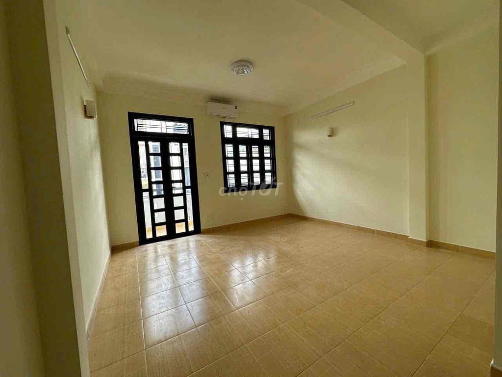 Nice house for rent on Bình Lợi, 1893 13, Bình Thạnh. Four bedrooms. It costs 24 million a month.