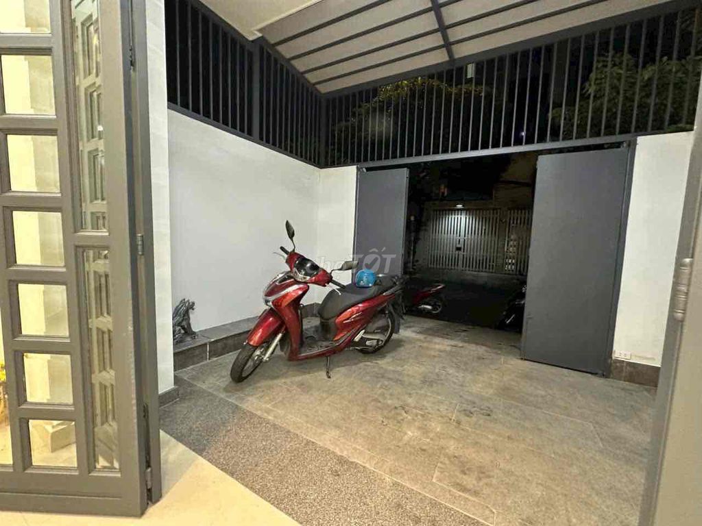 Nice house for rent on Bình Lợi, 1893 13, Bình Thạnh. Four bedrooms. It costs 24 million a month.