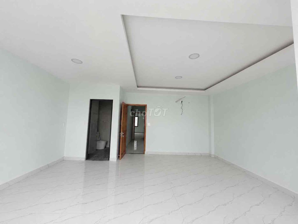 Rent a free house, 13. Bt. area 5.5 x14 meters. It costs 22 million a month.