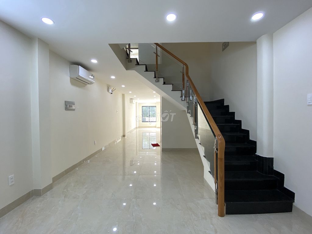 The cash house is Trần Lựu, 4 x 20 meters of 3rd floor bedroom 5th floor, New Light