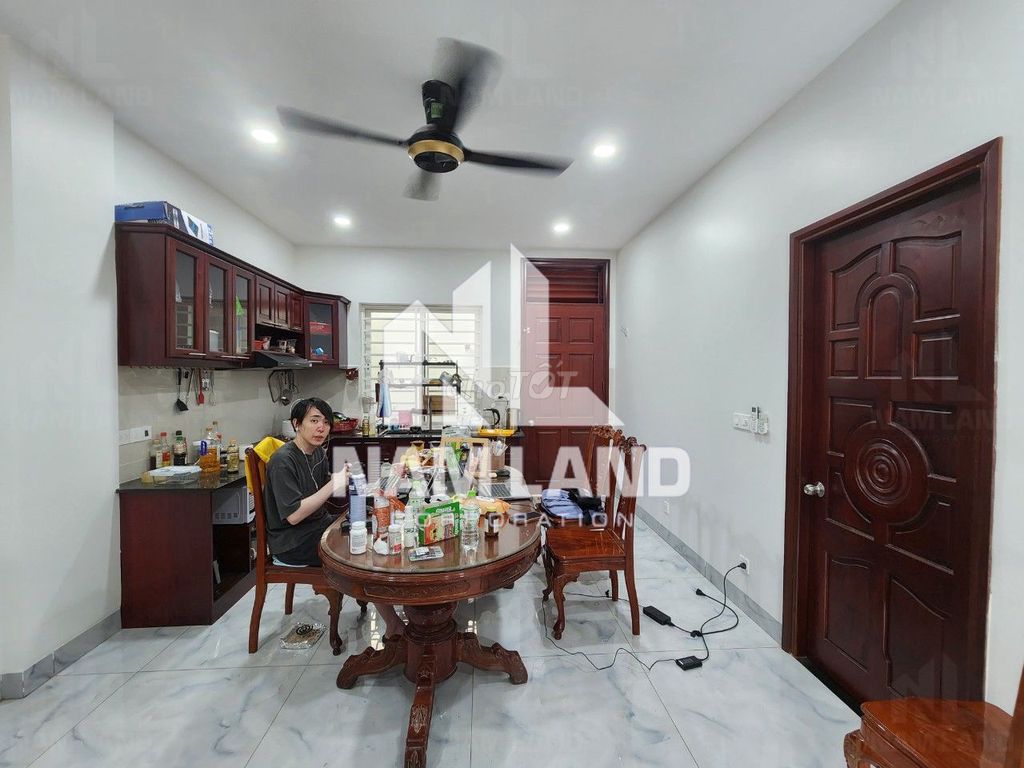 Nice two-story, big four-room room by the river to stay in the company room.