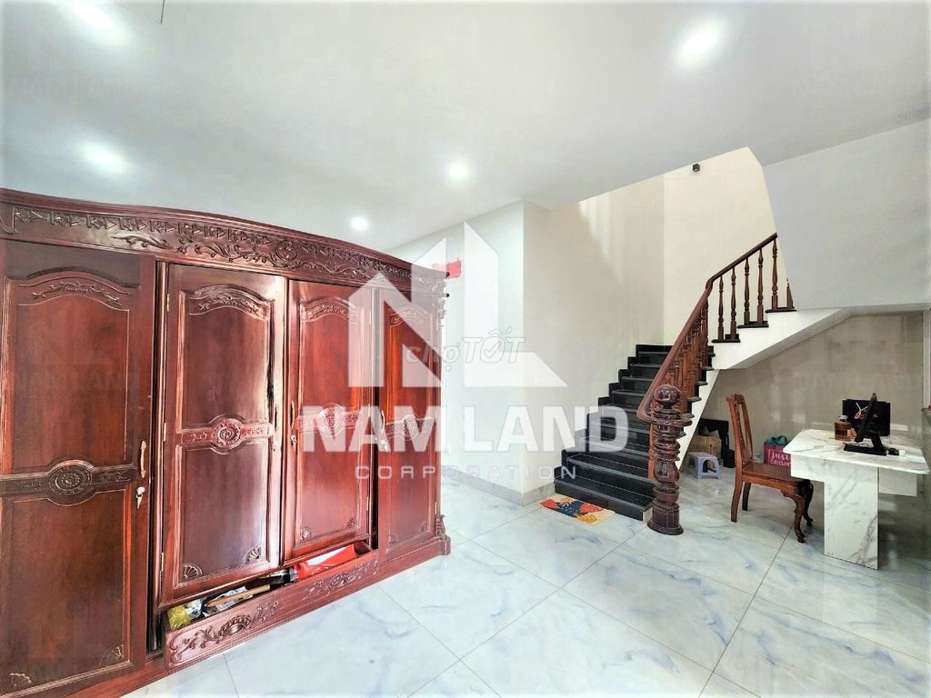Nice two-story, big four-room room by the river to stay in the company room.