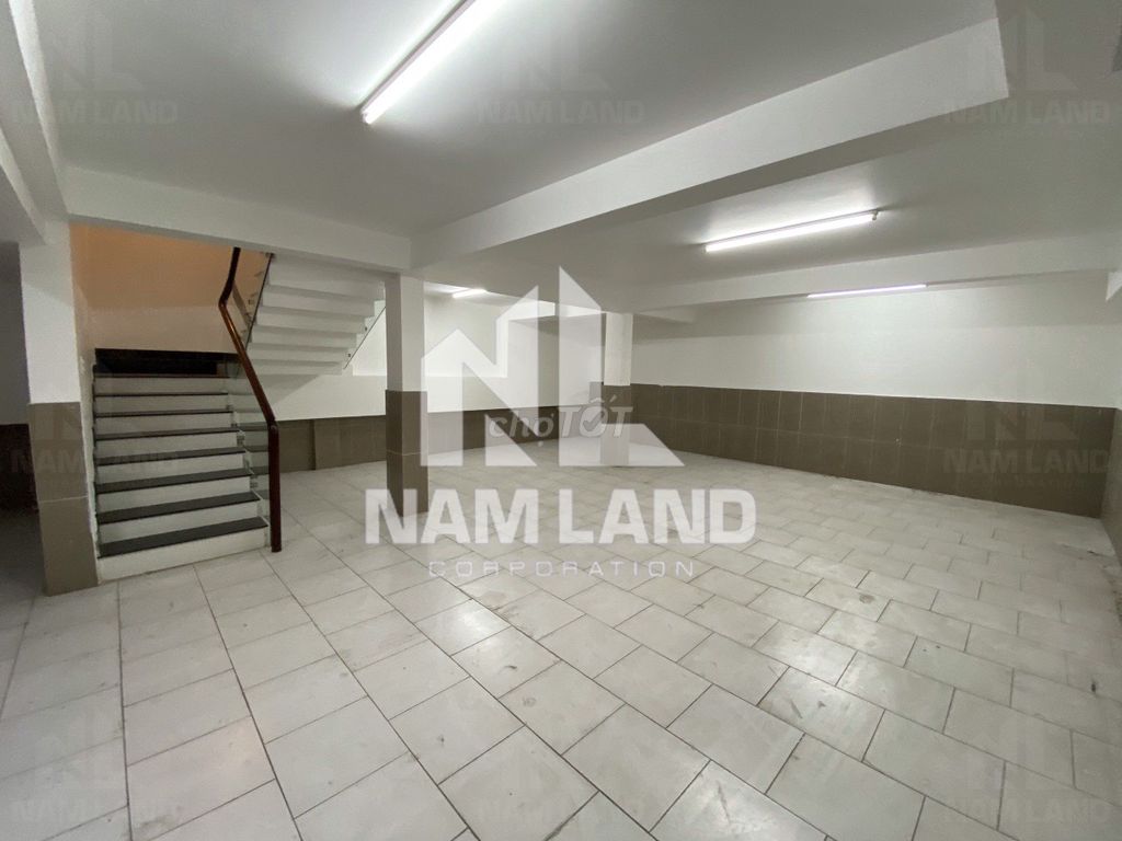 There's a three-story basement in five bathrooms in the company room near the park.