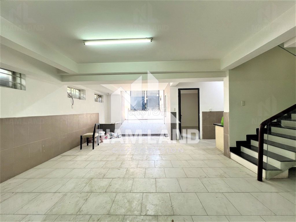 There's a three-story basement in five bathrooms in the company room near the park.