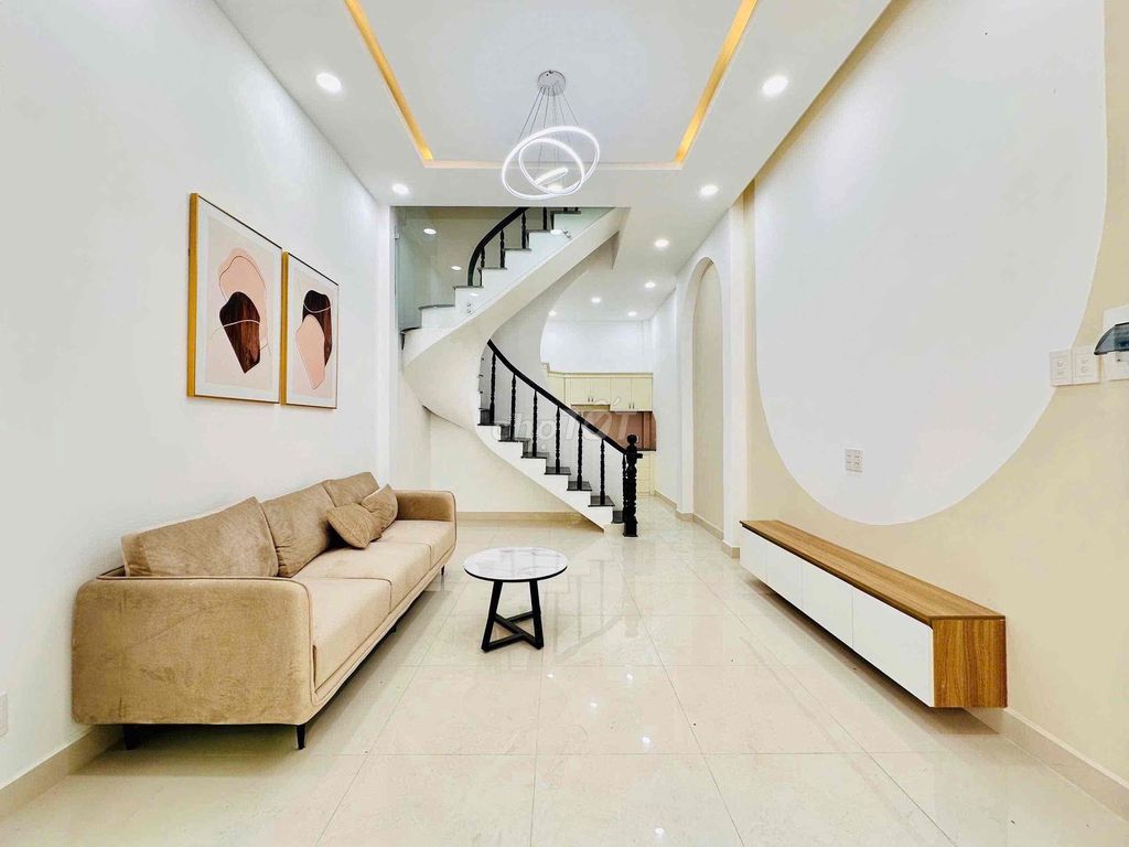 Rent a new four bedroom - Full interior - 4 x 10 - near the t3 station