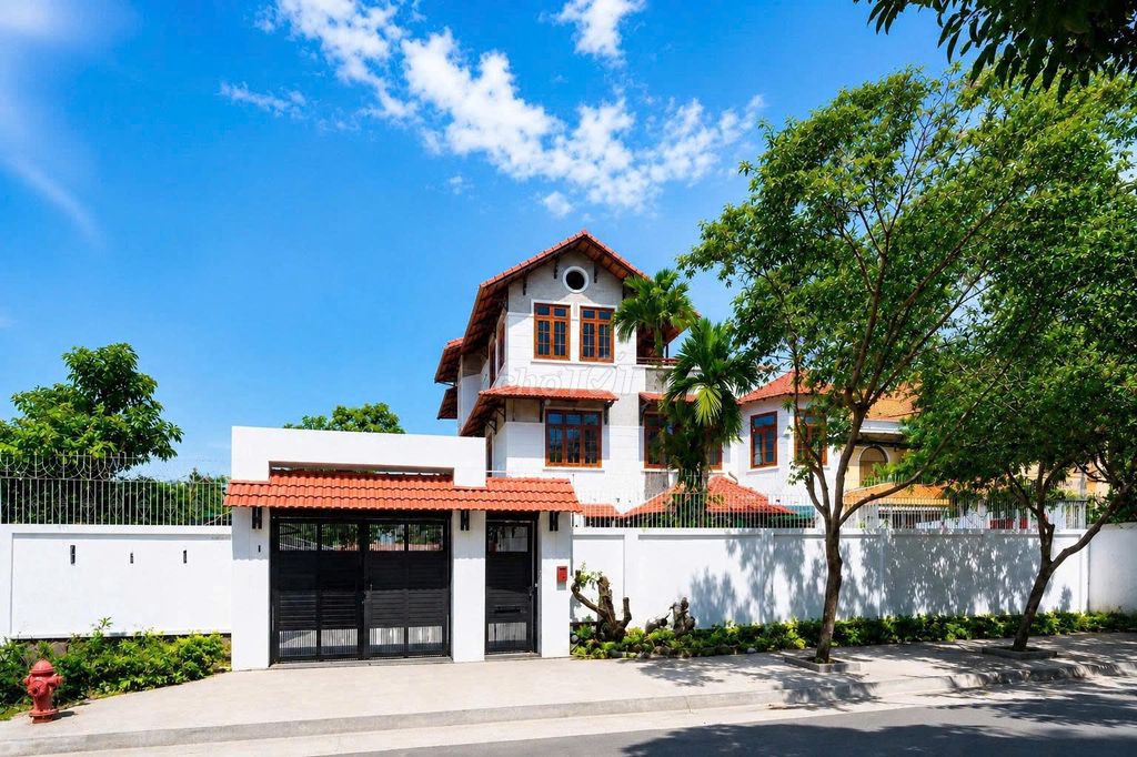 Rent a big town-class mansion, District 7