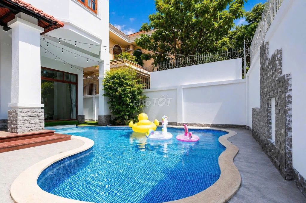 Rent a big town-class mansion, District 7