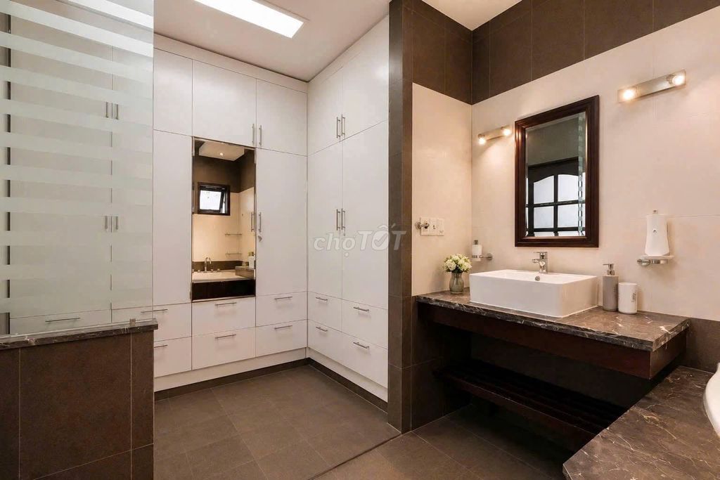 Rent a big town-class mansion, District 7
