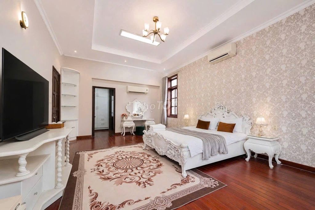 Rent a big town-class mansion, District 7