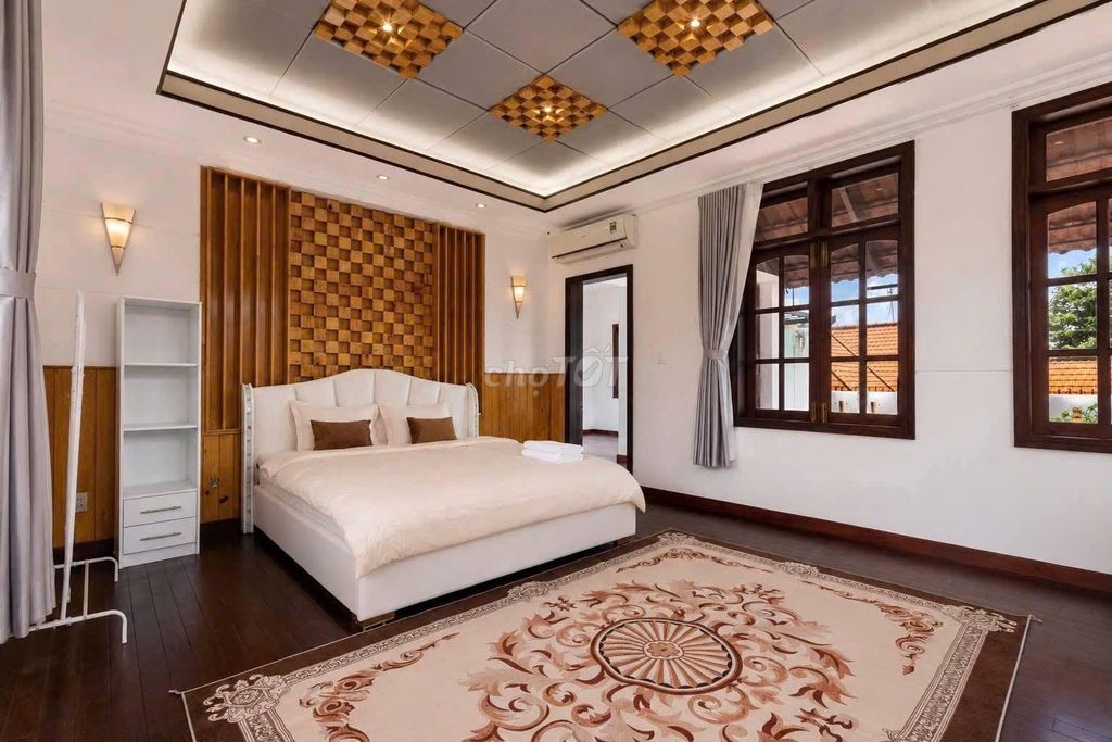 Rent a big town-class mansion, District 7
