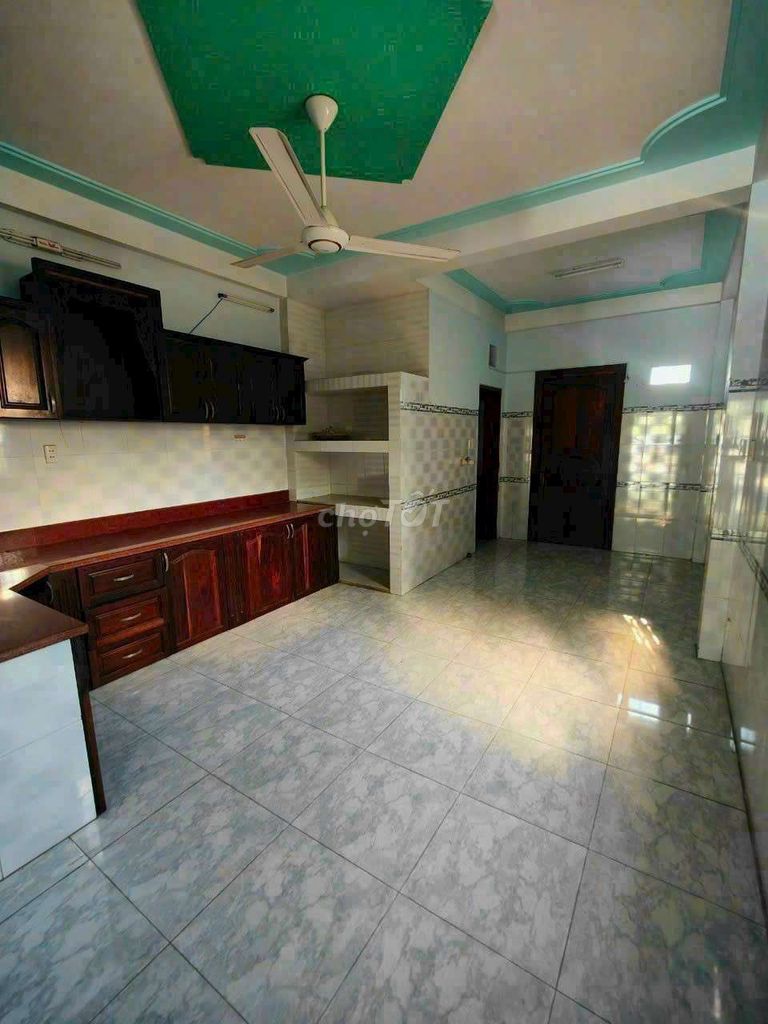 The 4.5-533 M-- container-- 3 bedrooms-- only 17 million a month.