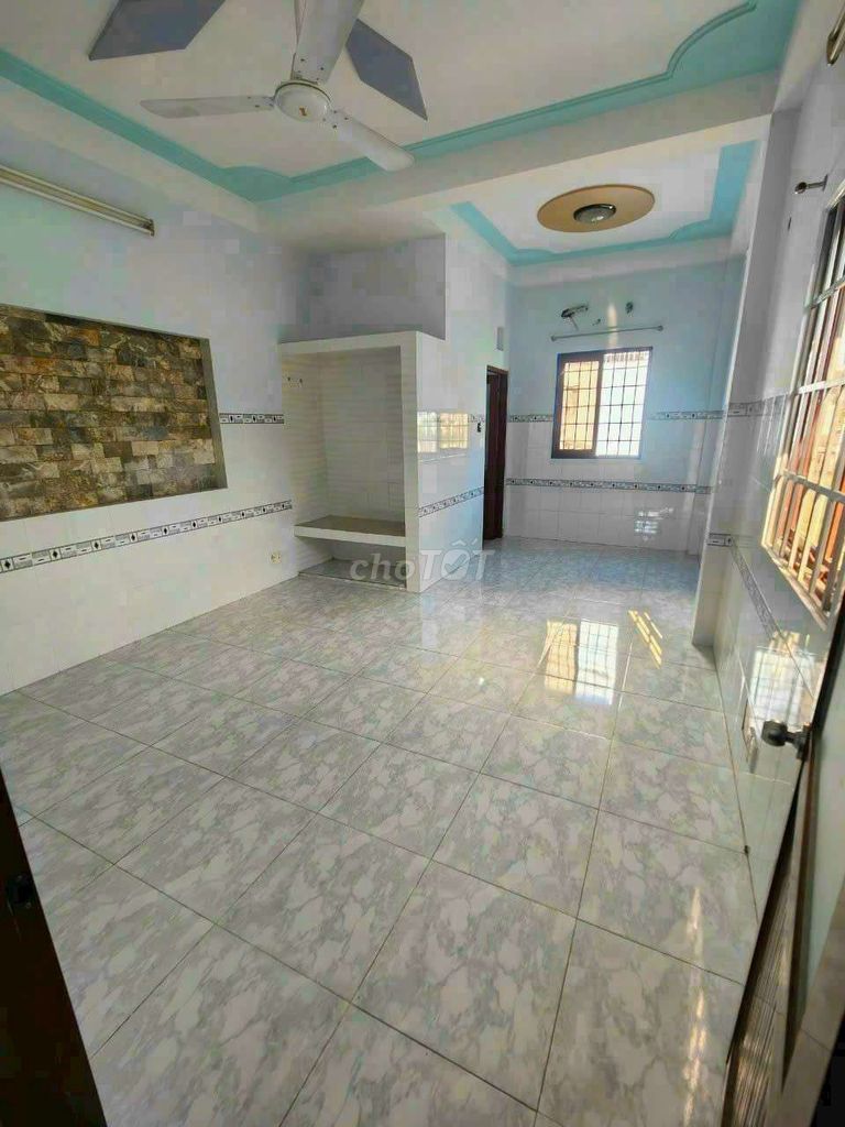The 4.5-533 M-- container-- 3 bedrooms-- only 17 million a month.